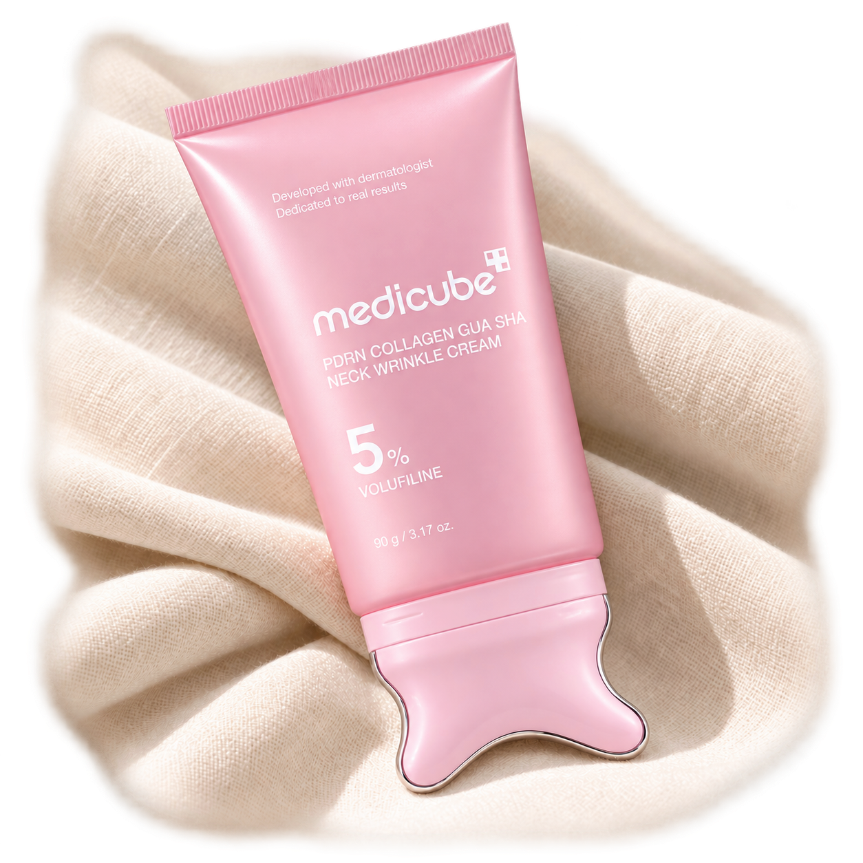 Tubo rosa Medicube PDRN Collagen Gua Sha Neck Wrinkle Cream de 90 g inclinado sobre lino
