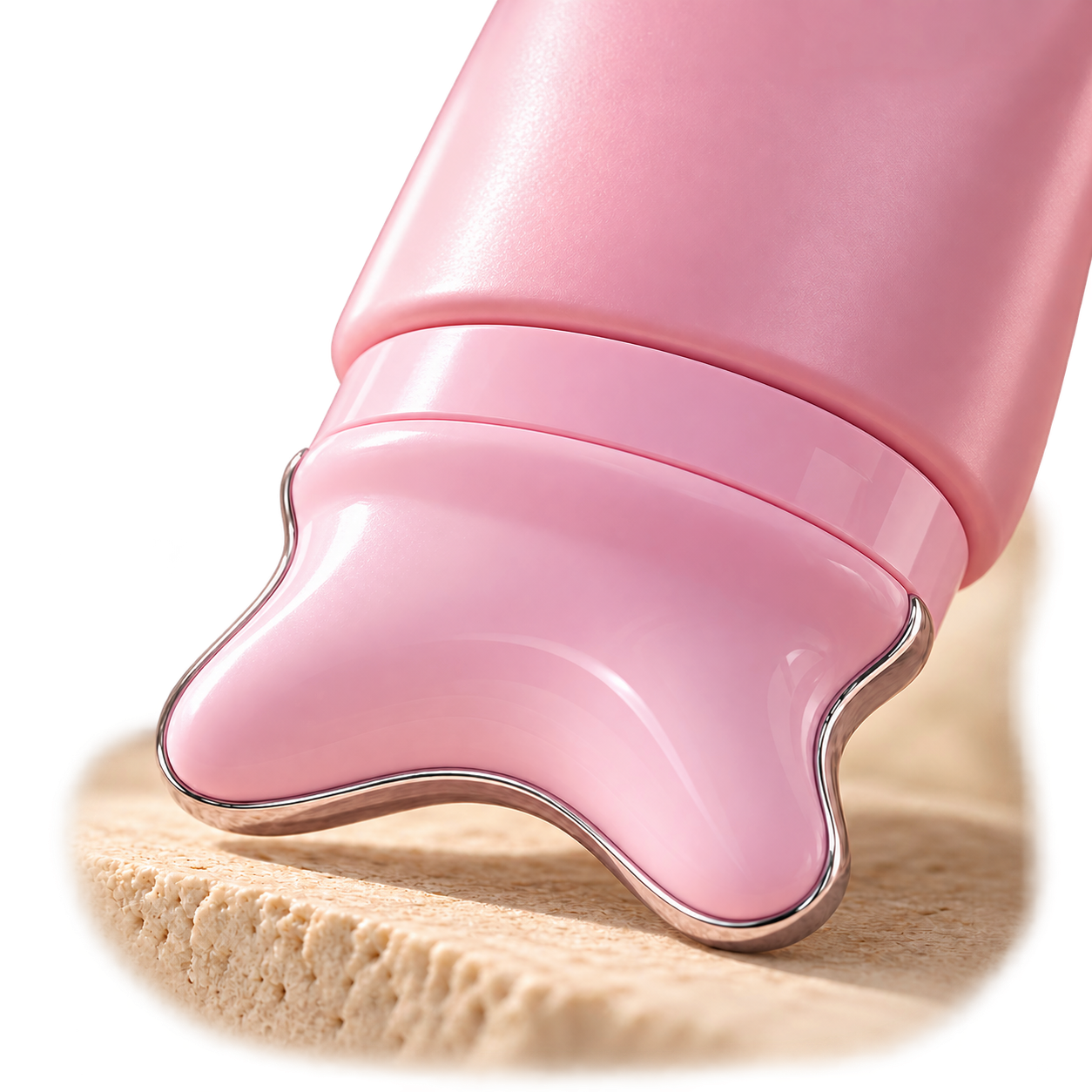 Primer plano del cabezal gua sha rosa con contorno reflectante al final del tubo